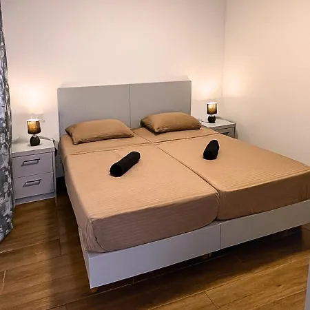 New 3br Apt-ac-wi-fi-kitchen 4 Mins Away From Airport