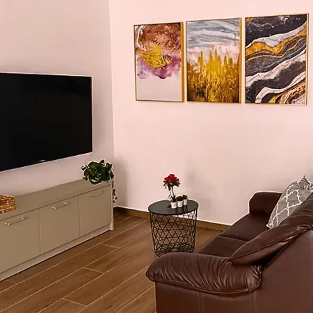 New 3br Apt-ac-wi-fi-kitchen 4 Mins Away From Airport Appartement