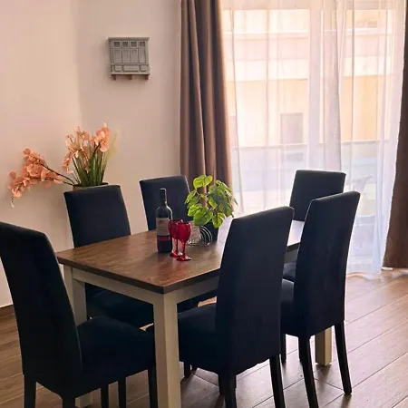 New 3br Apt-ac-wi-fi-kitchen 4 Mins Away From Airport Lejlighed *