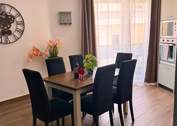 New 3br Apt-ac-wi-fi-kitchen 4 Mins Away From Airport דירה *