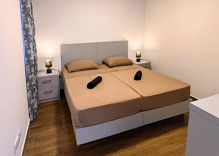 New 3br Apt-ac-wi-fi-kitchen 4 Mins Away From Airport