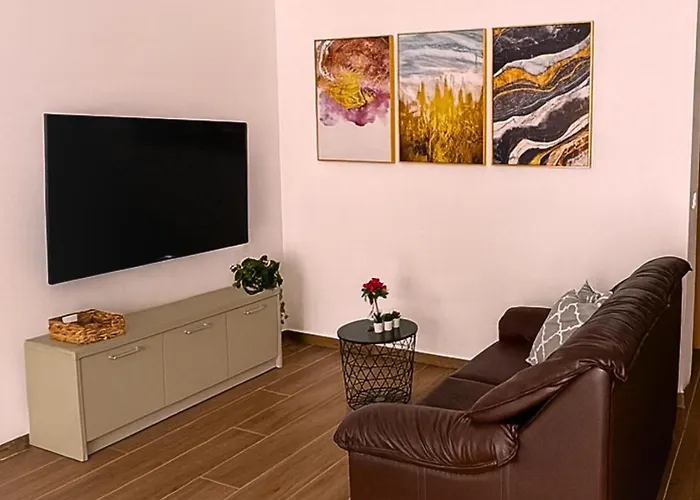 New 3br Apt-ac-wi-fi-kitchen 4 Mins Away From Airport דירה